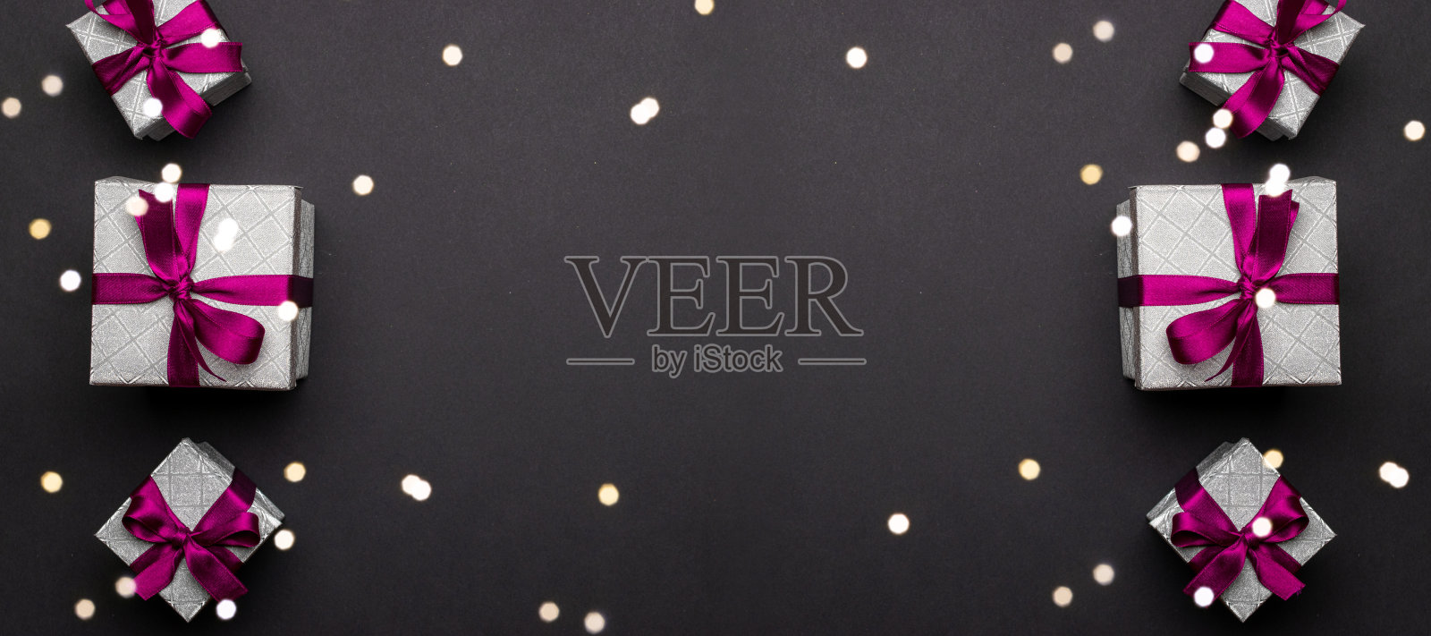 黑色背景上的红色圣诞礼物与装饰品照片摄影图片