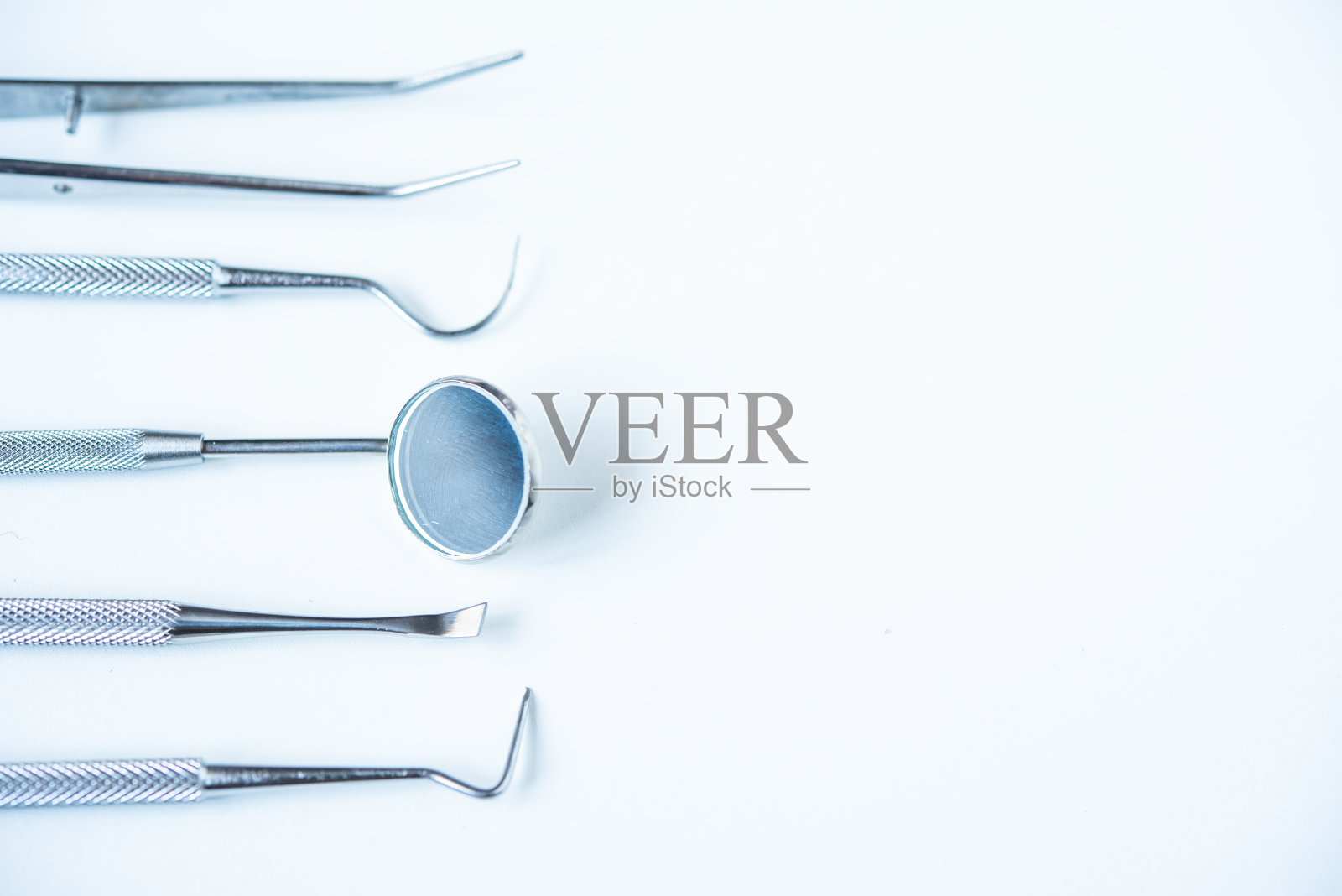 牙医工具，用于白色背景上的牙齿护理，俯视图照片摄影图片