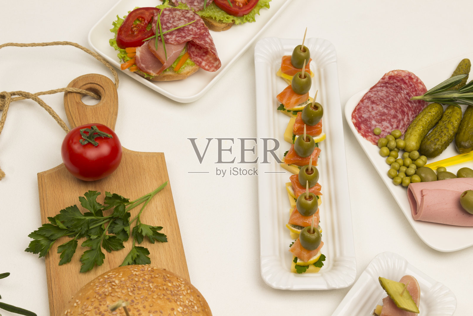 户外节日餐桌上有自助早餐和各种小吃照片摄影图片