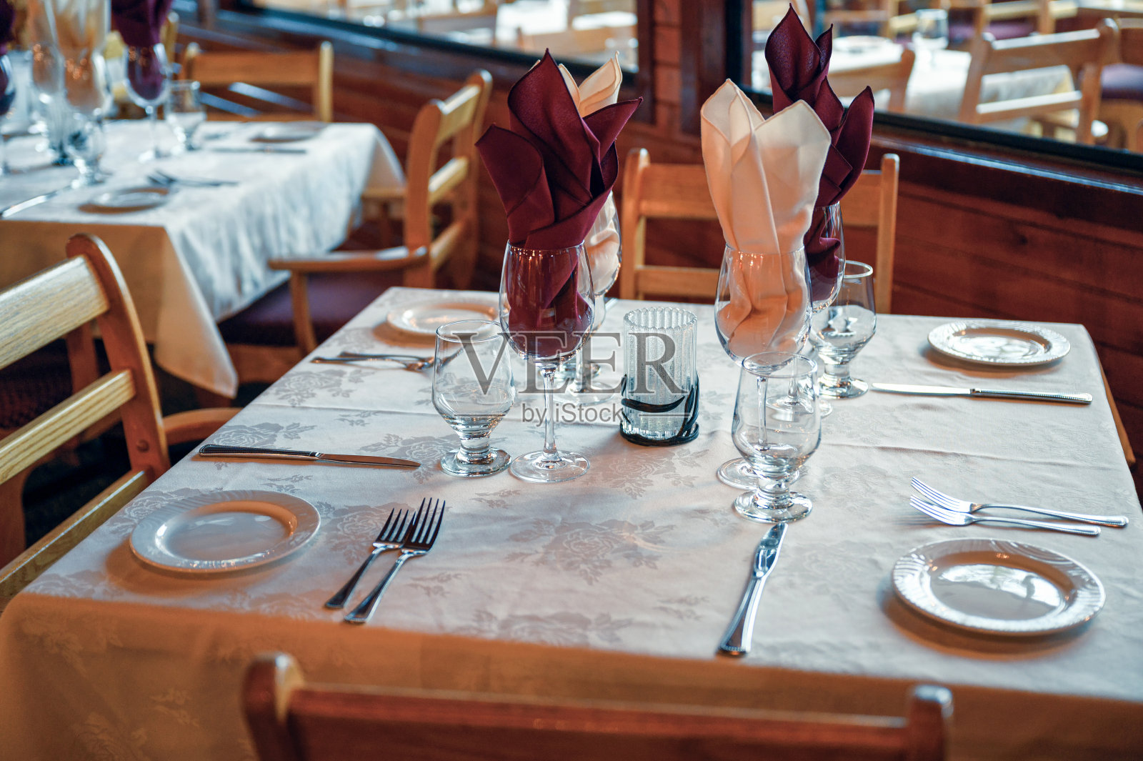 带有餐具和玻璃的质朴的木制餐桌照片摄影图片