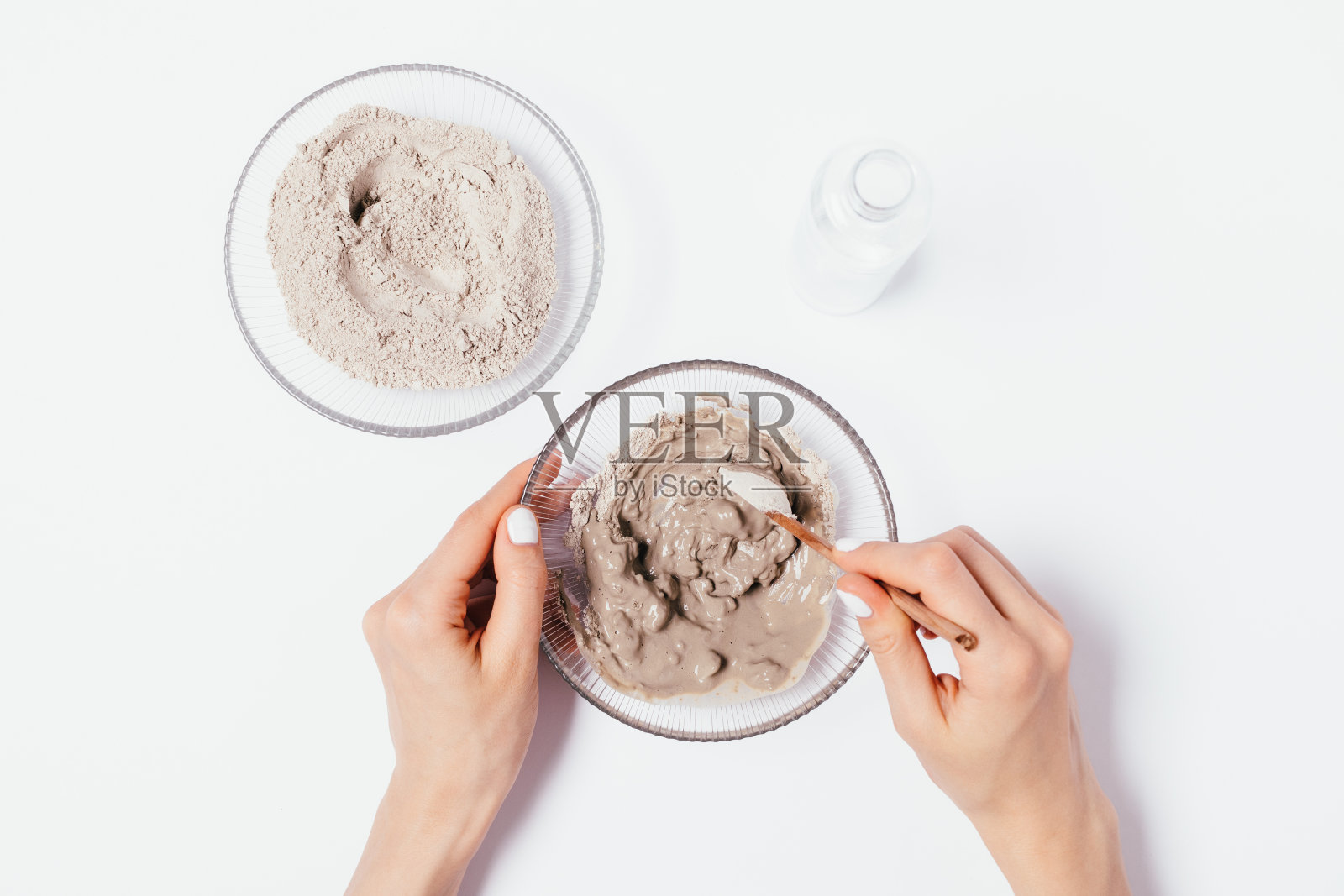 女人的手在搅拌粘土照片摄影图片