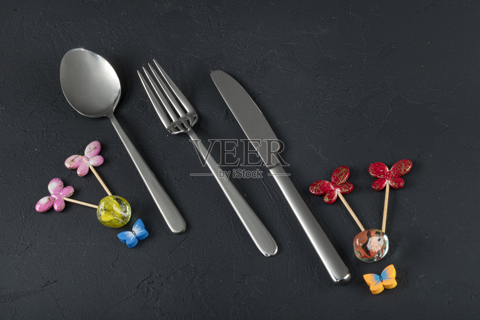 刀，勺和叉的抽象形象在黑暗的背景。照片摄影图片