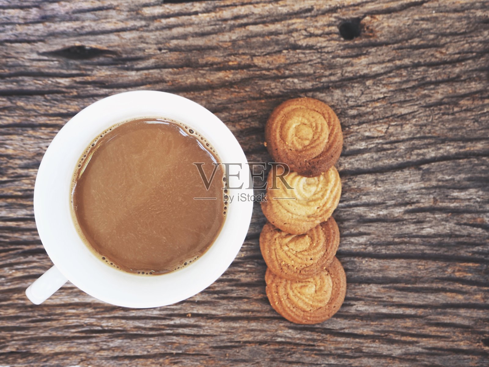 木头背景上的热咖啡杯和饼干照片摄影图片