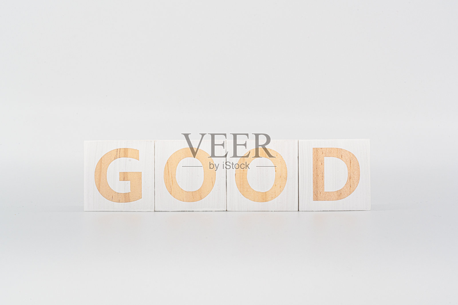 木质立方体与文字良好的白色背景照片摄影图片