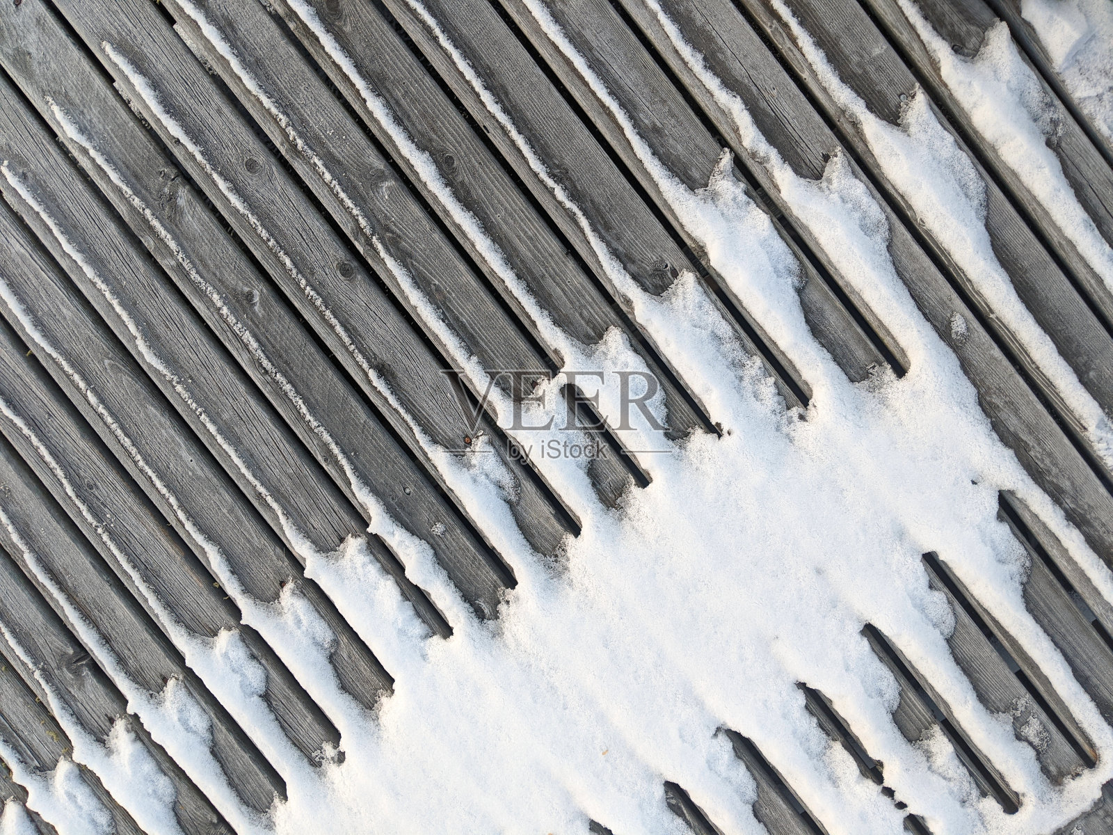 在一个木制甲板上漂流的雪近距离抽象照片摄影图片
