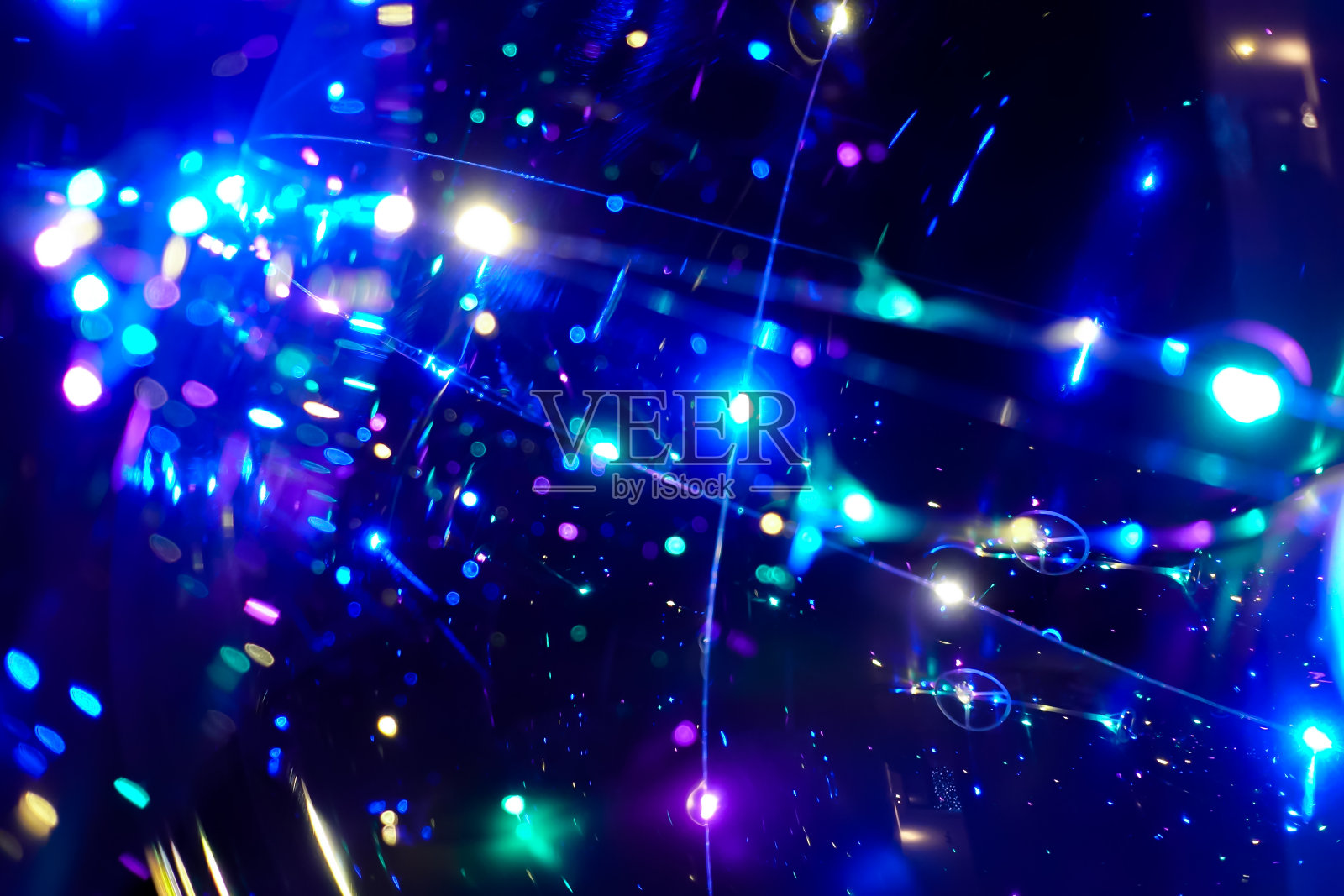 深色背景上的彩色灯光。抽象的黑色背景。空间模拟照片摄影图片