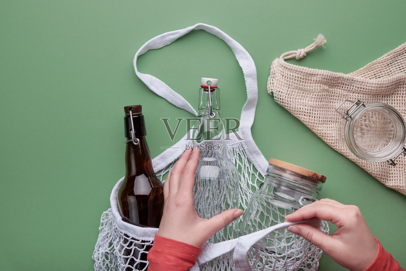 零浪费食品购物概念：用网袋包装玻璃瓶和罐子照片摄影图片