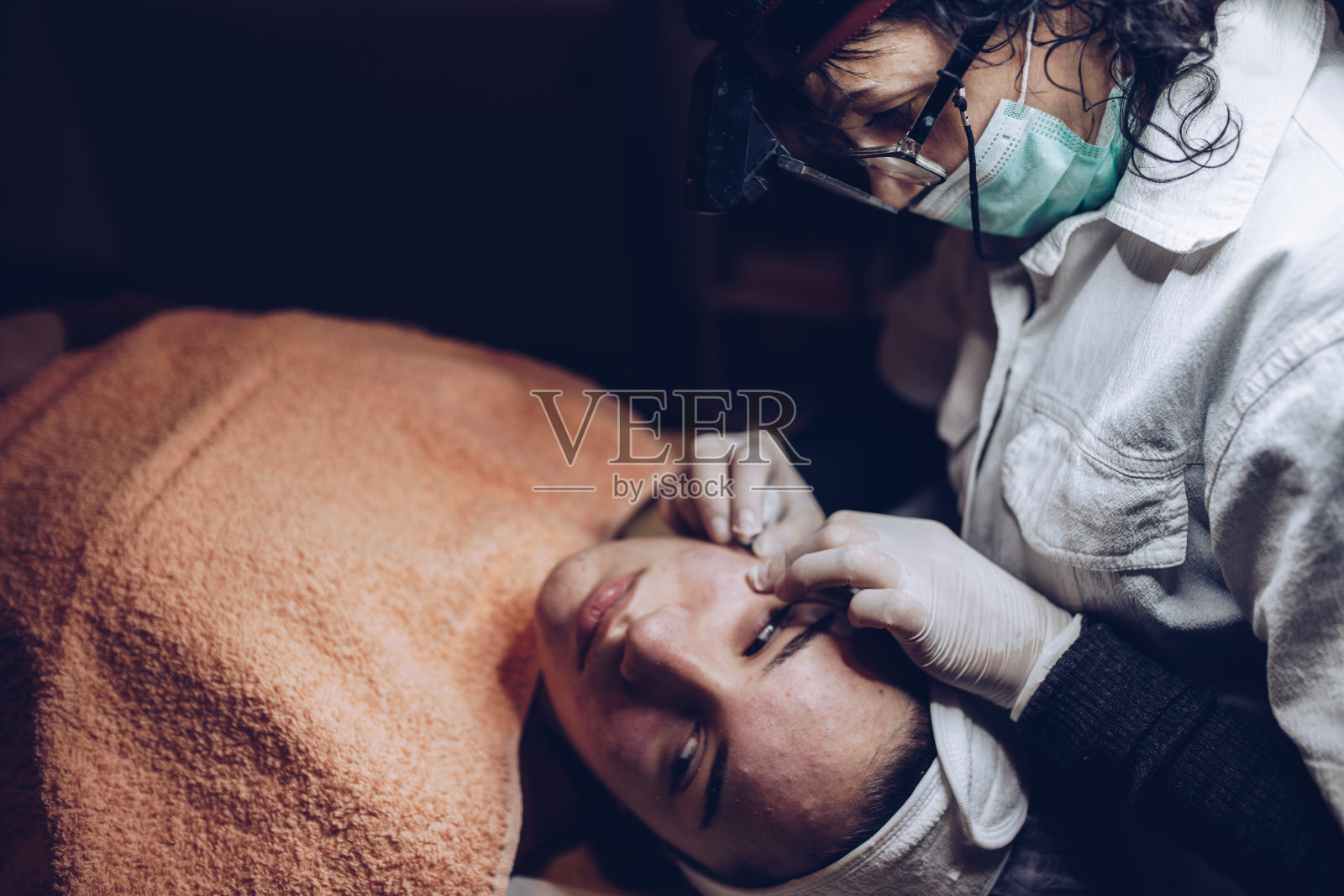 年轻女性正在美容院接受清洁治疗照片摄影图片