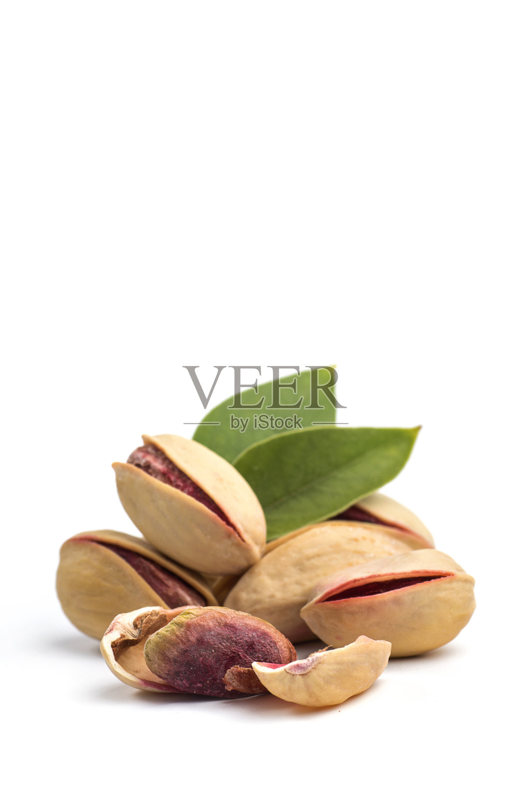 白色背景上的开心果照片摄影图片