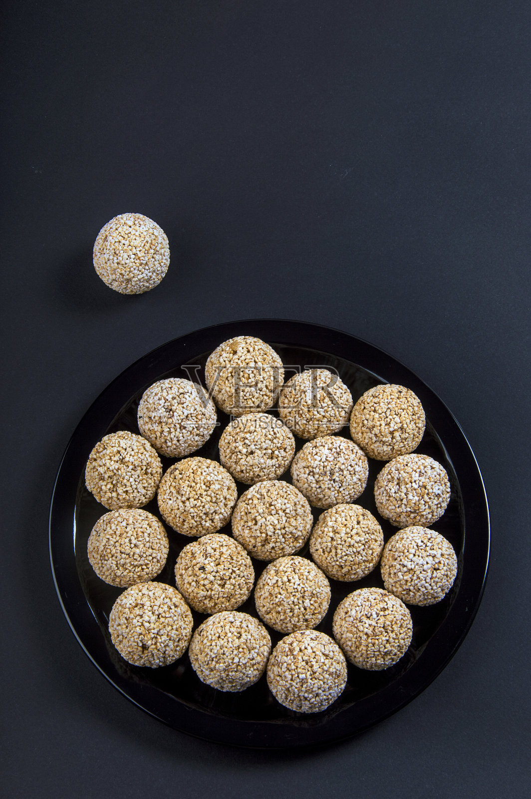 紫红色拉都或拉都或秋来克拉都在黑色板上黑色背景。照片摄影图片