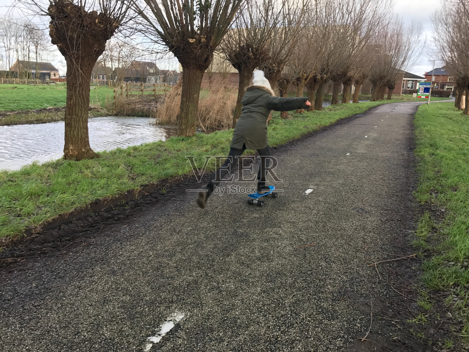 女孩在滑板照片摄影图片