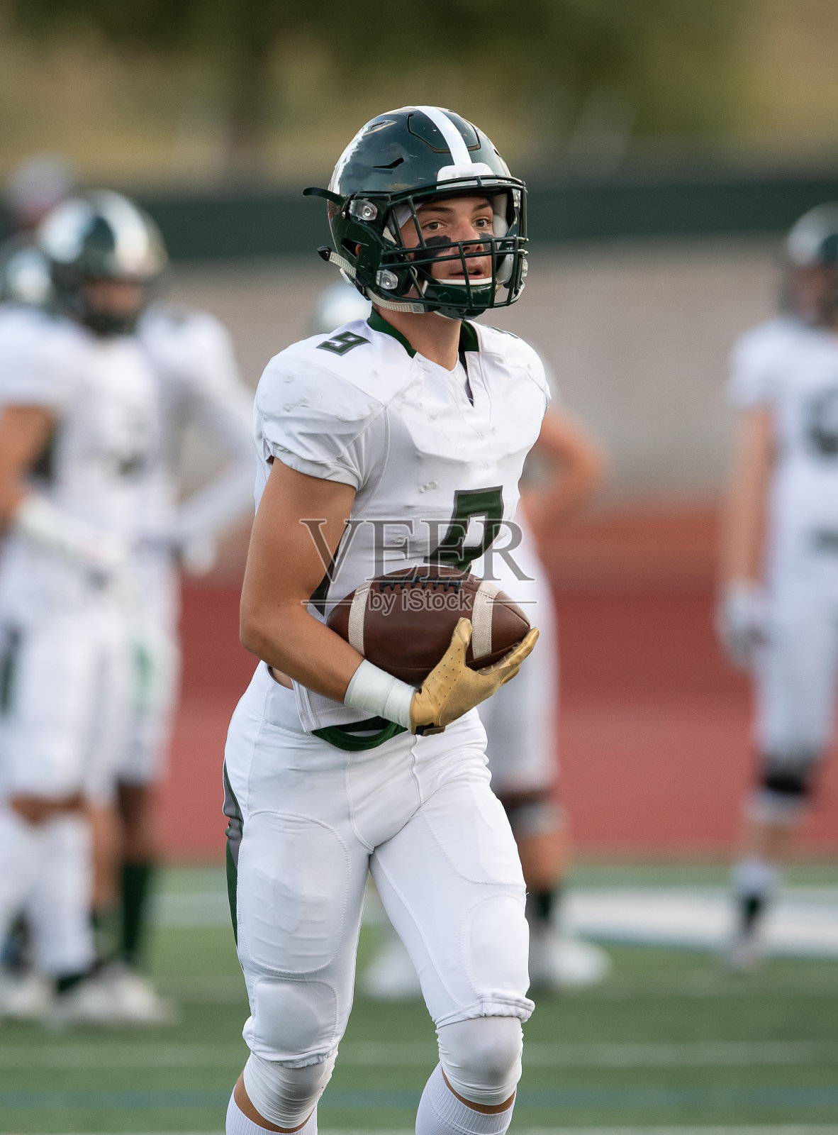 年轻的足球运动员在比赛中的行动照片摄影图片