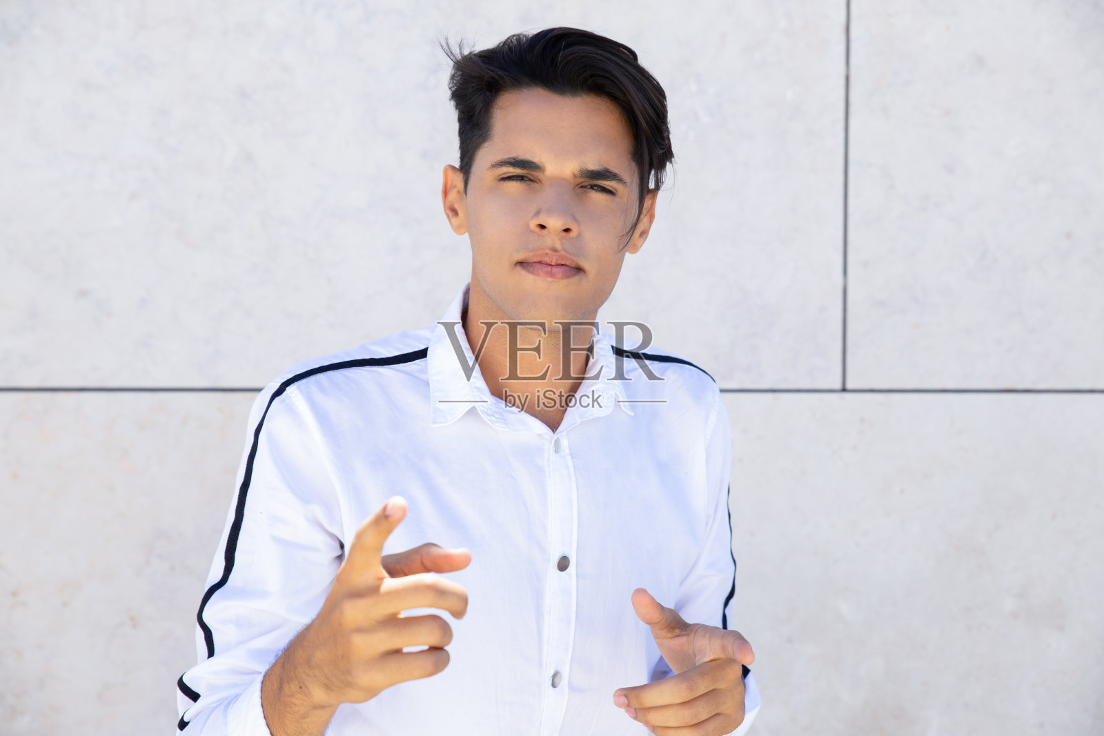 愤怒的年轻人指向镜头照片摄影图片