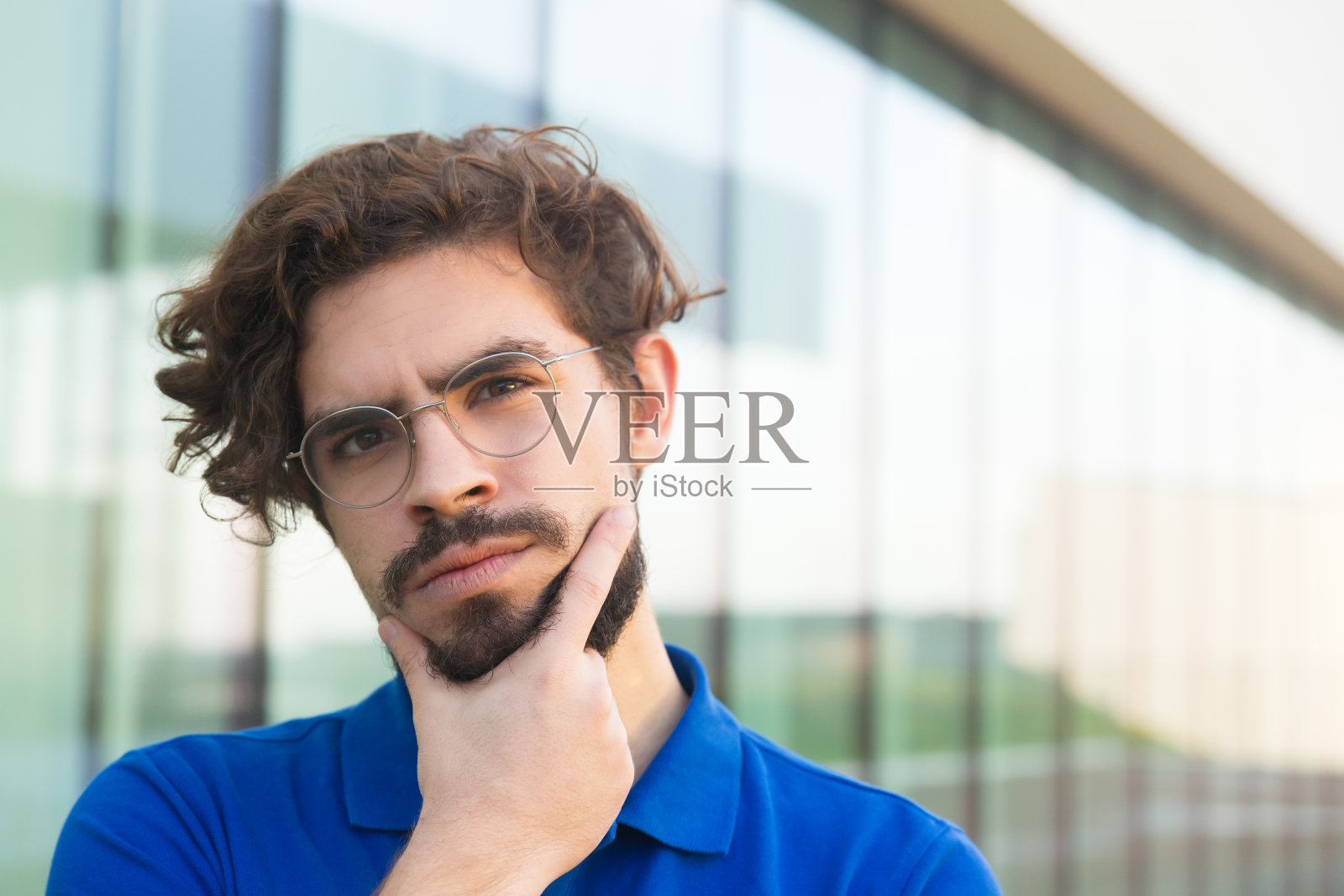 一个严肃体贴的家伙摸着下巴照片摄影图片