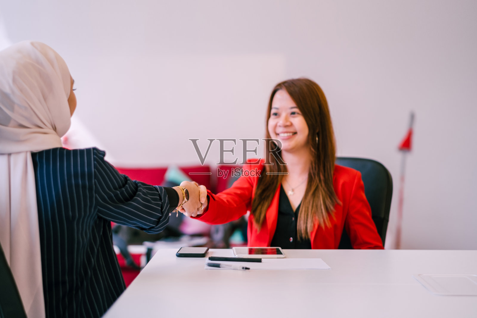 两个漂亮的女商人握手照片摄影图片