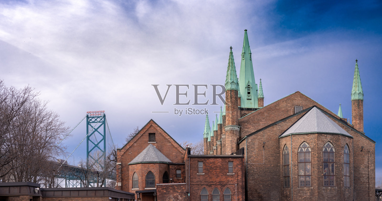 黄昏的大使桥——前景中的圣母升天教堂照片摄影图片