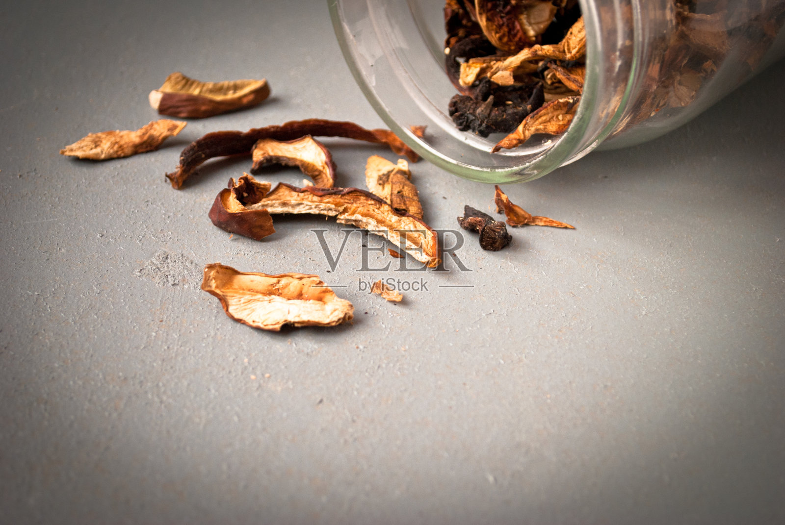 玻璃罐里的干蘑菇照片摄影图片