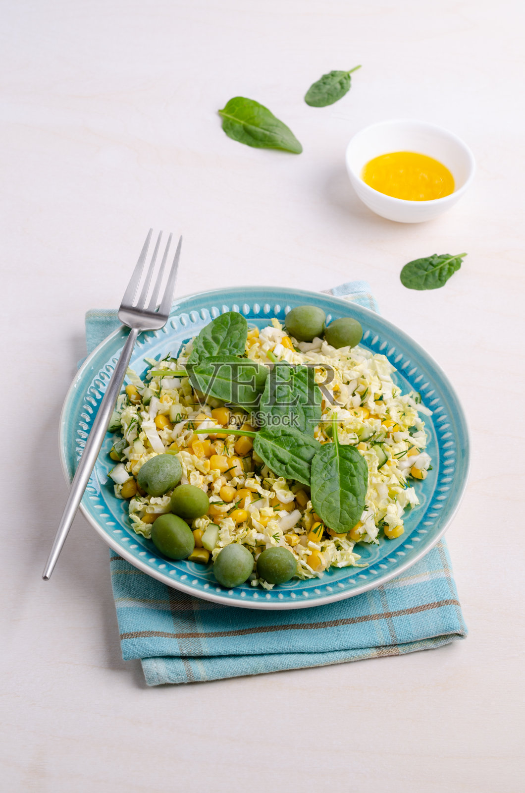 橄榄和菠菜的蔬菜沙拉照片摄影图片