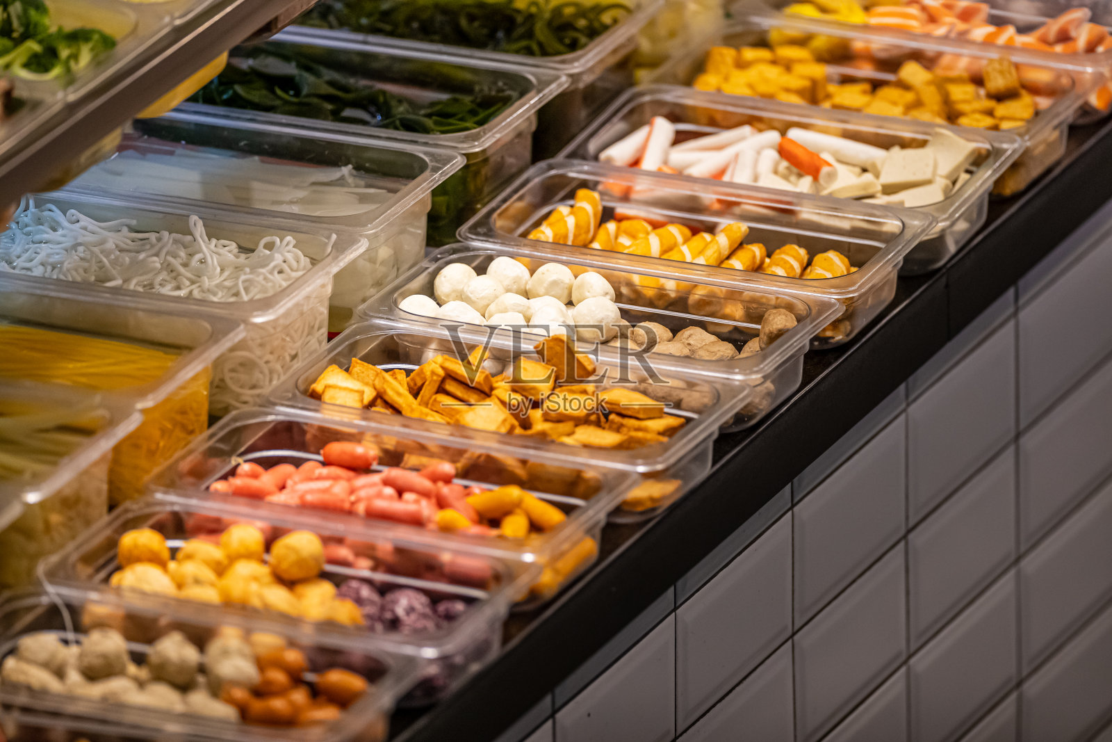 中式火锅与亚洲传统食材照片摄影图片