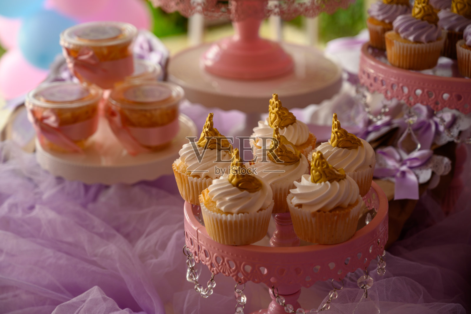 纸杯蛋糕放在装饰用玻璃水晶装饰的架子上照片摄影图片