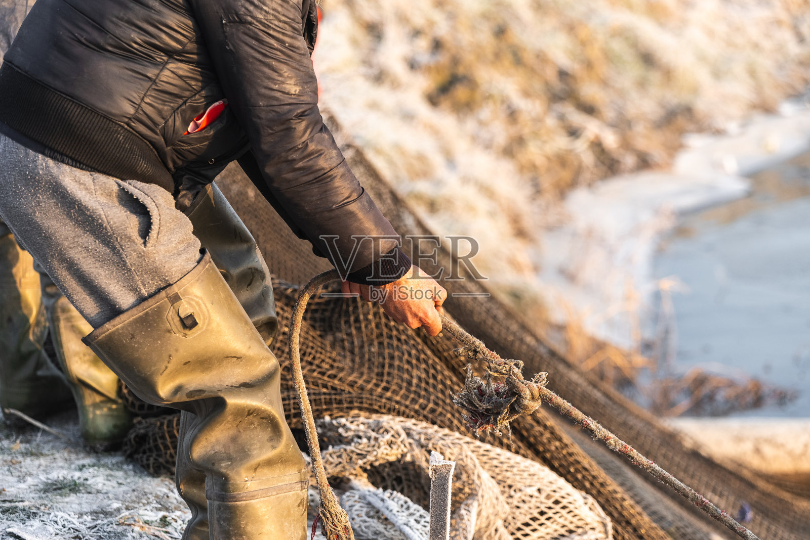 冬季渔民捕鱼场景照片摄影图片