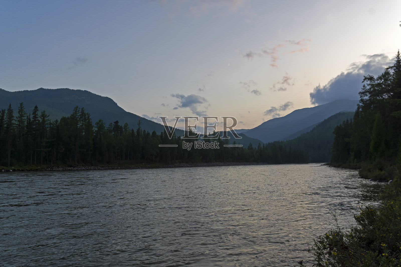 傍晚天空中群山的剪影。照片摄影图片
