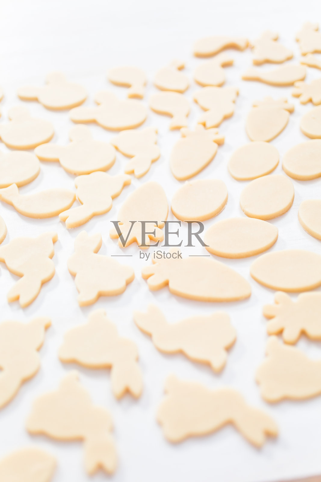 未烘烤的复活节糖饼干照片摄影图片