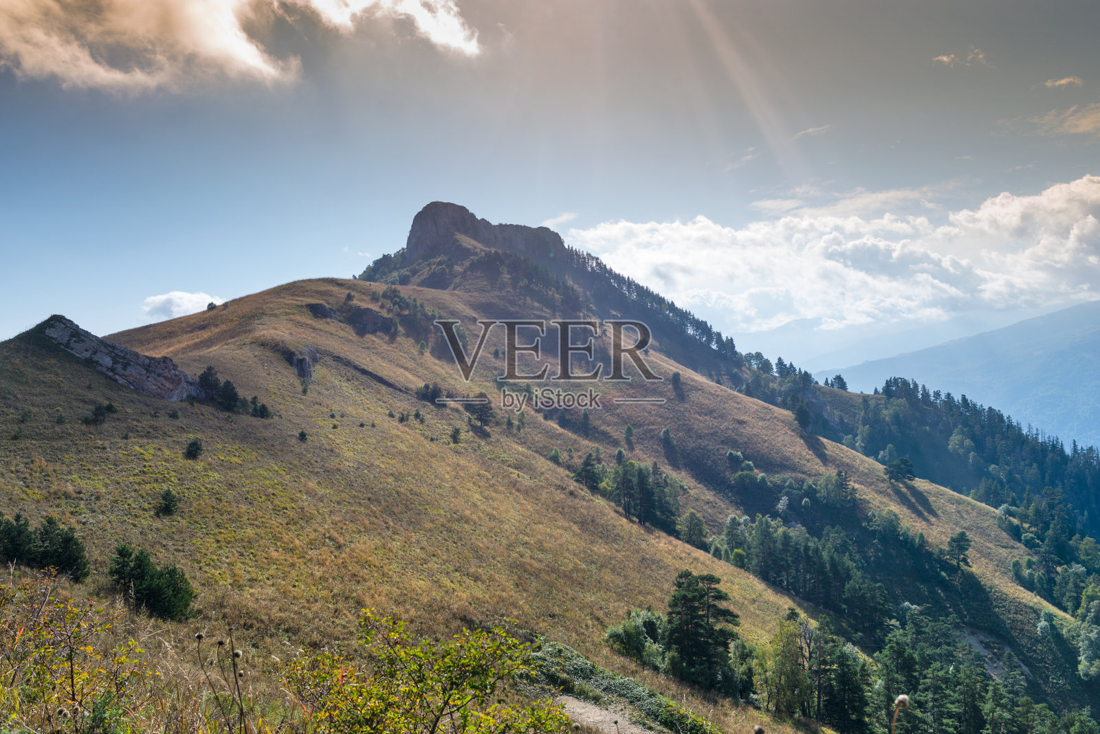阿迪格亚共和国的高加索山脉，克拉斯诺达尔地区。俄罗斯南部。美丽的高加索山麓，克拉斯诺达尔地区照片摄影图片