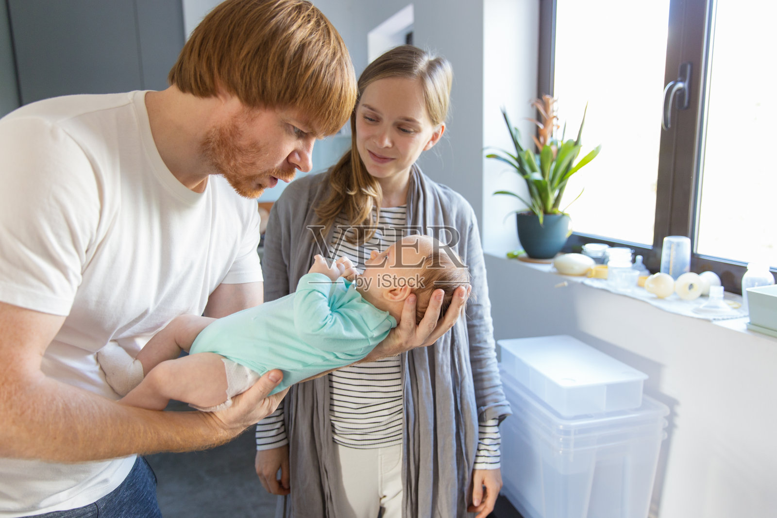 幸福夫妻享受亲子关系照片摄影图片