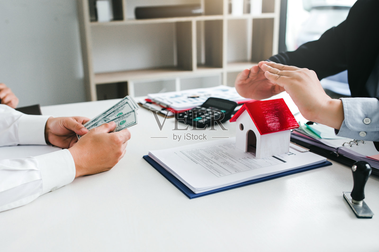 签订合同买房子，卖房子，为住宅投保。照片摄影图片