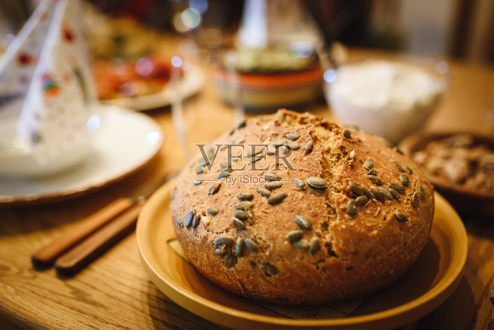 自制Multi-Seed面包。新鲜烘烤的家庭面包，上面有南瓜子。照片摄影图片