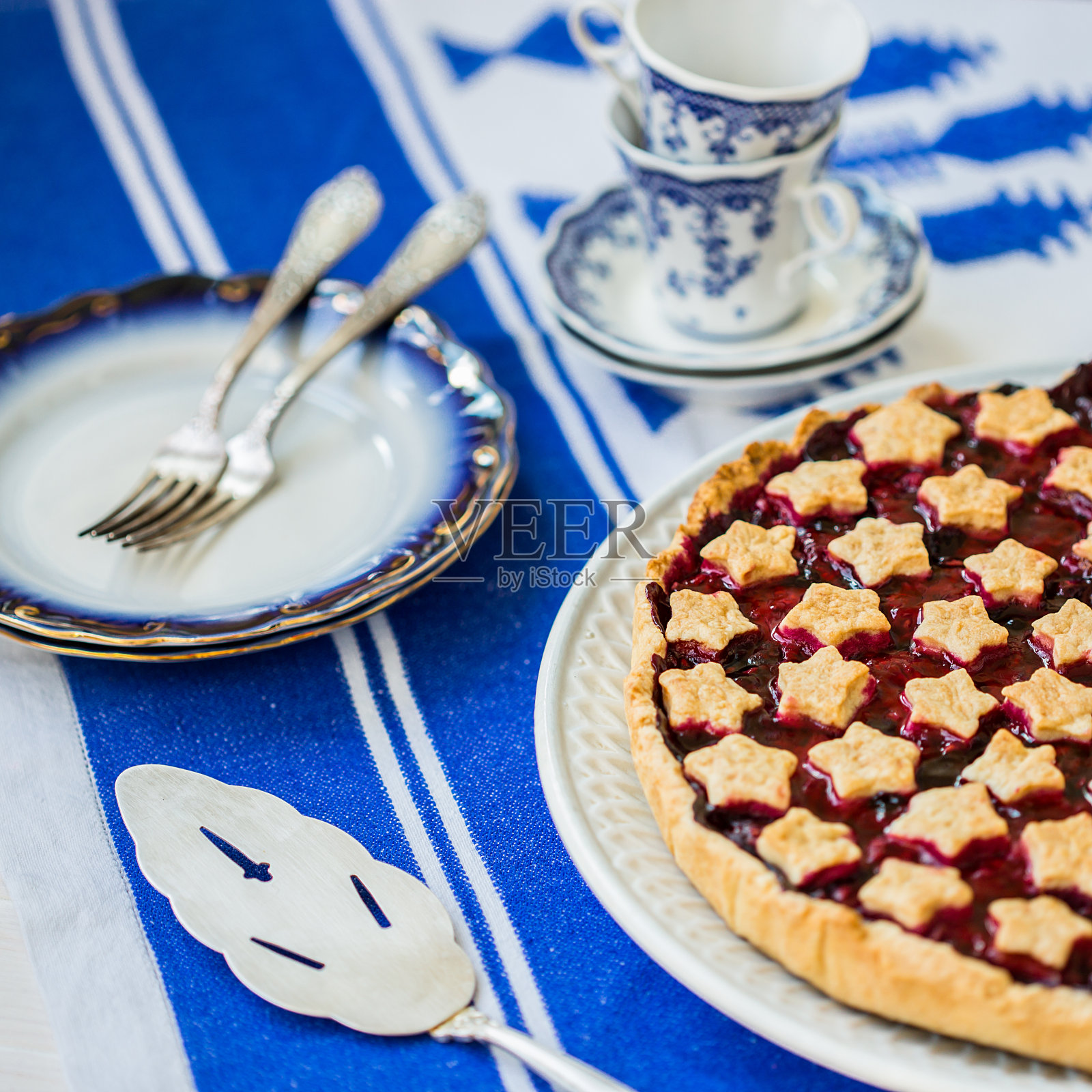 一盘美味的自制酸樱桃派。照片摄影图片