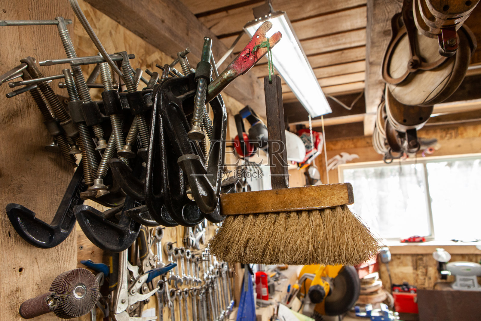 金属车间中悬挂的G形夹照片摄影图片