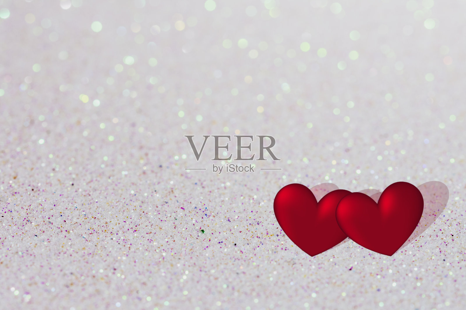 情人节的背景，两颗红心在闪亮明亮的背景上用拷贝空间，情人卡照片摄影图片