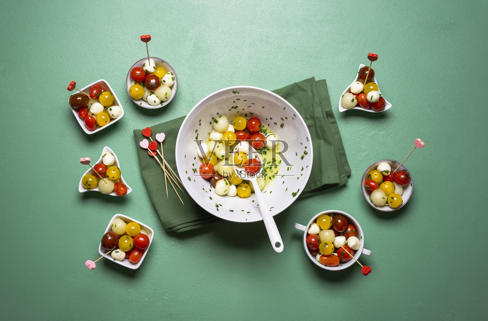 番茄和马苏里拉奶酪的夏季沙拉。意大利番茄沙拉照片摄影图片