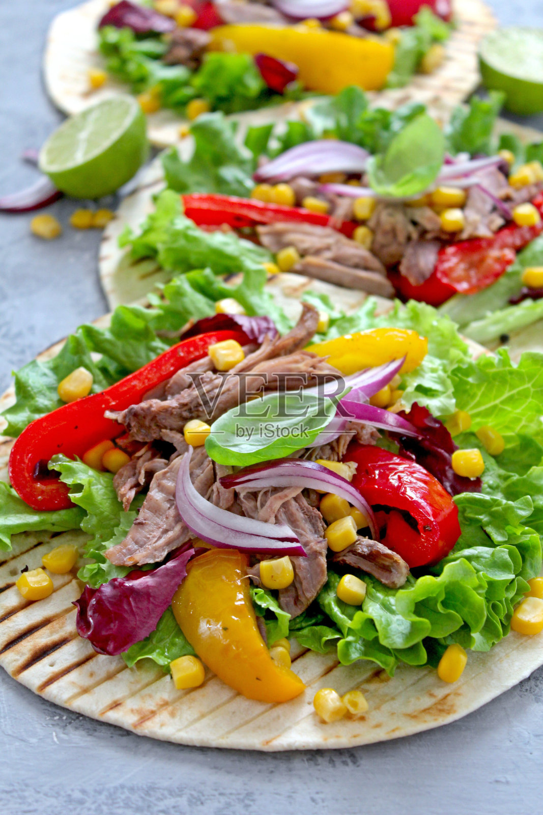 玉米粉圆饼将各种蔬菜和牛肉放在石头背景上做玉米饼或玉米煎饼。照片摄影图片