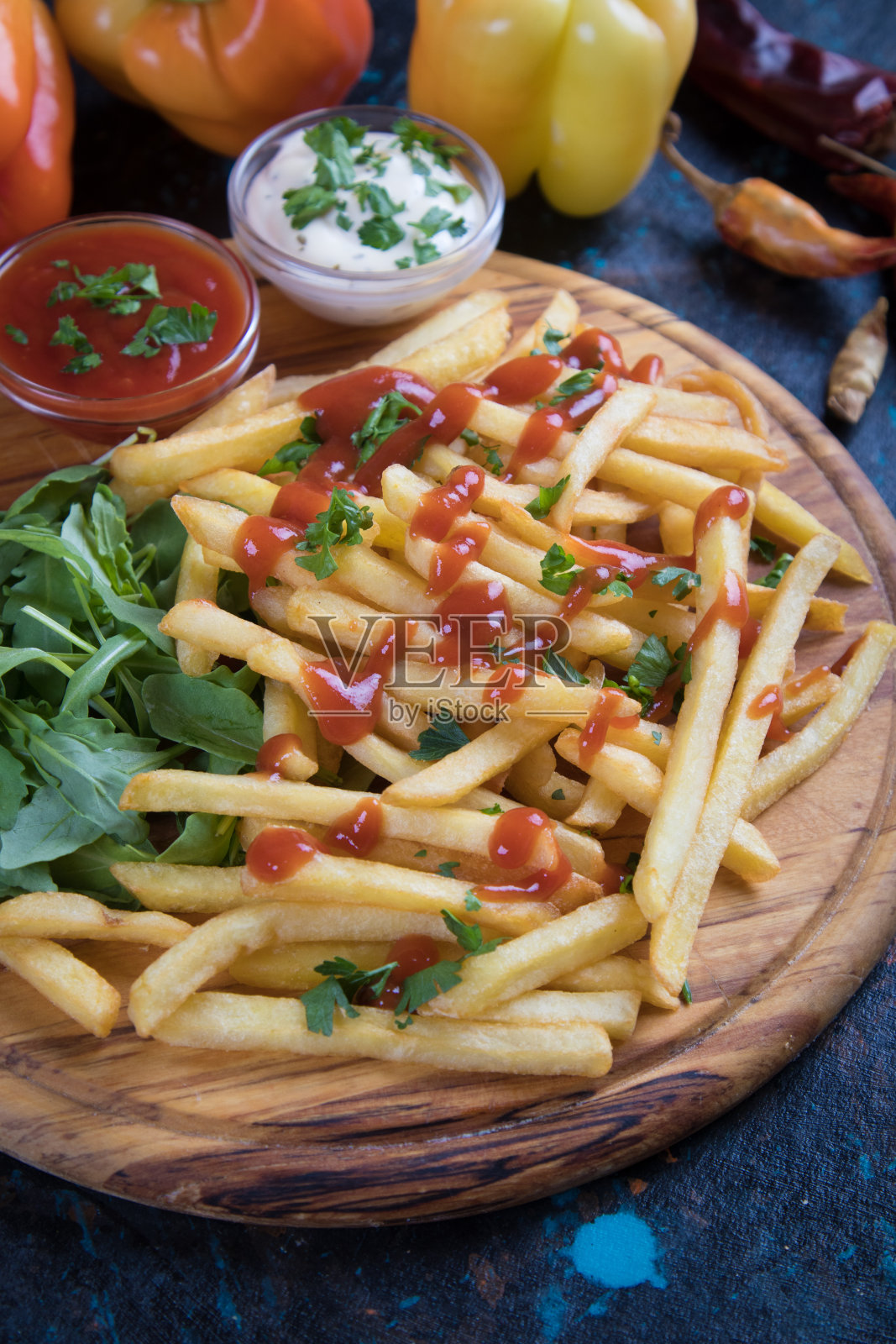 炸薯条加番茄酱和蛋黄酱照片摄影图片