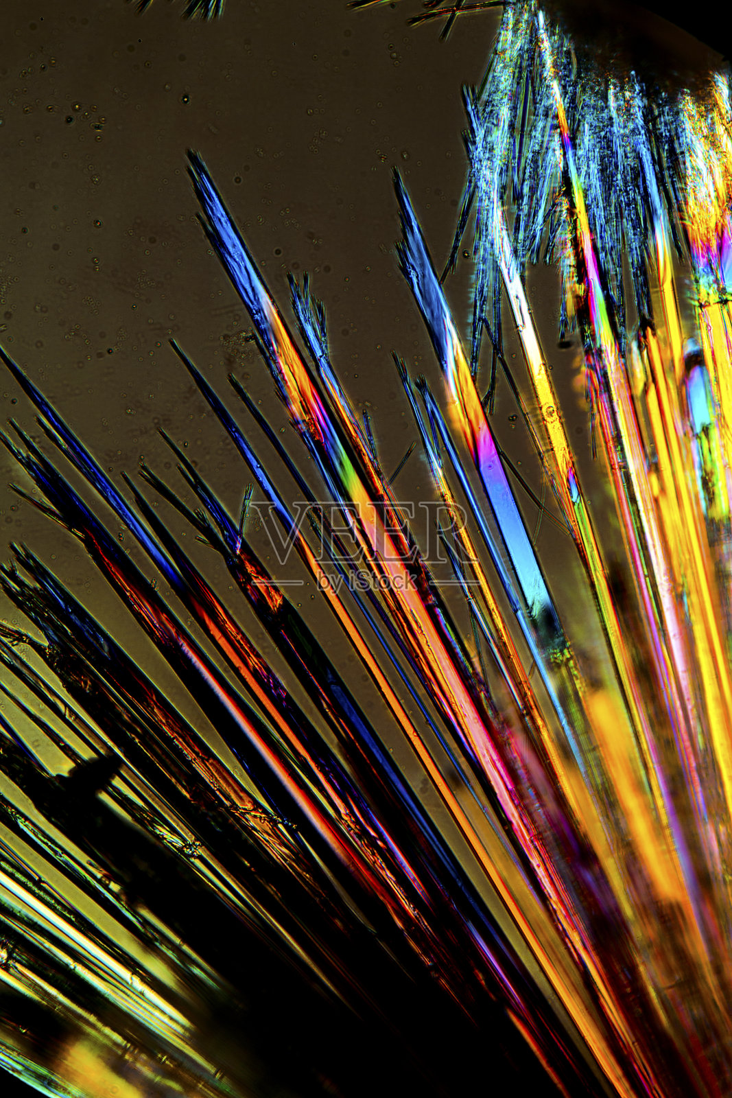 这是氨基酸丙氨酸的彩色辐射晶体的显微照片。照片摄影图片