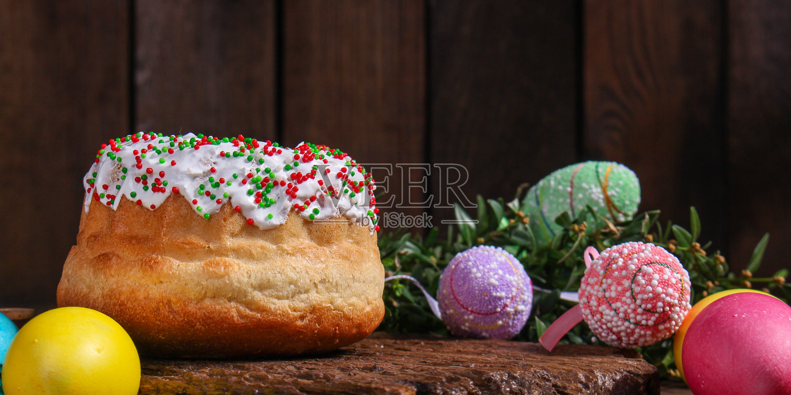 复活节蛋糕和彩绘彩蛋，设计传统节日(快乐复活节)菜单概念。食品的背景。前视图。本空间照片摄影图片