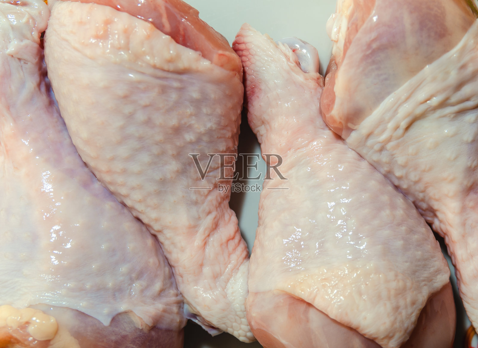 厨房中未烹饪的生鸡腿照片摄影图片