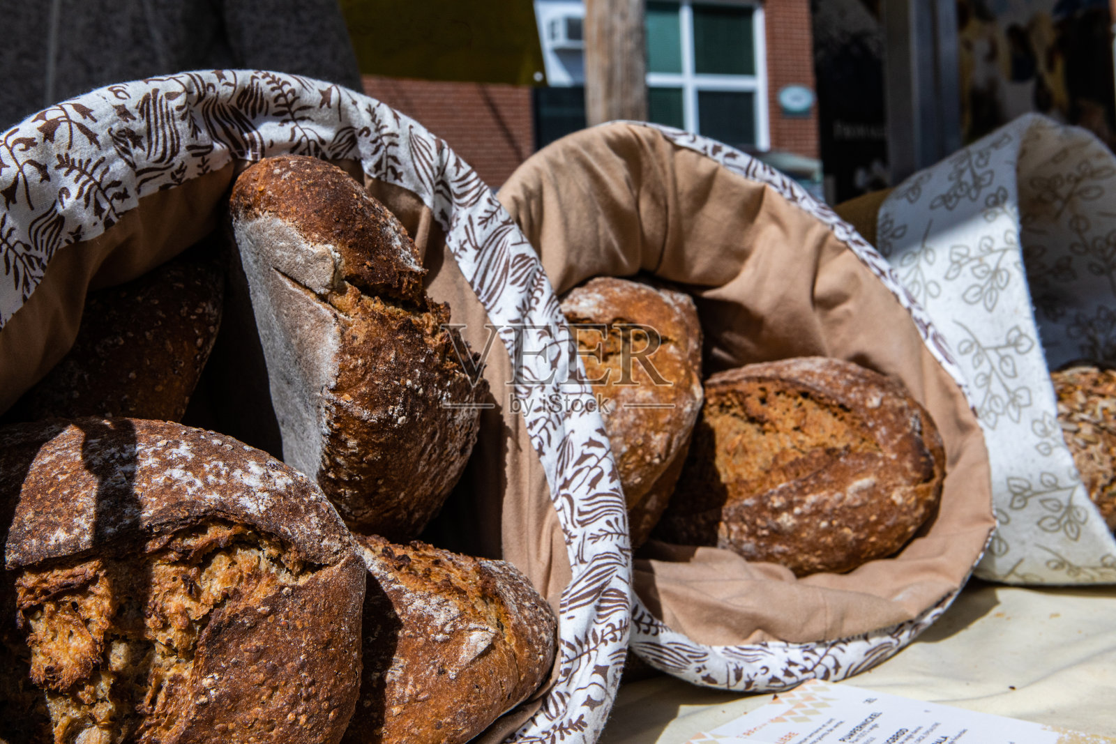 有机农产品在农贸市场出售照片摄影图片