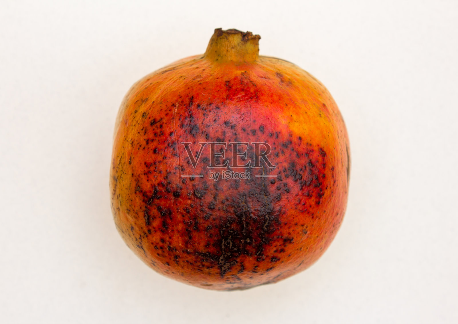 俯视图的一个成熟的石榴孤立的白色背景照片摄影图片