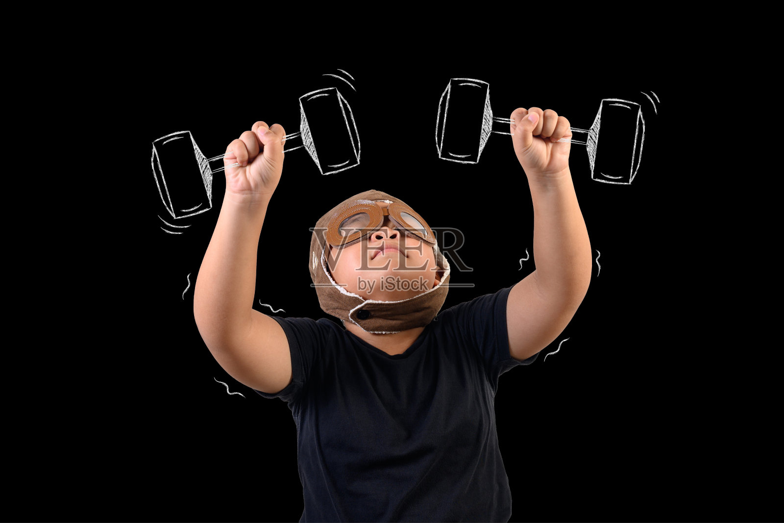 男孩假装成超级英雄举重照片摄影图片