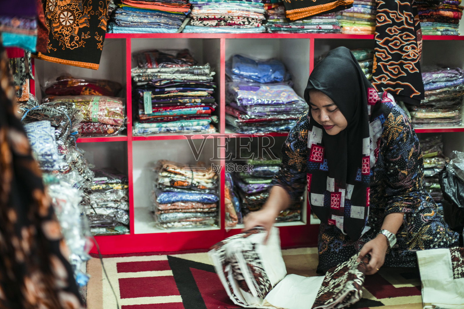 东南亚妇女在爪哇岛购买印尼传统服装蜡染照片摄影图片