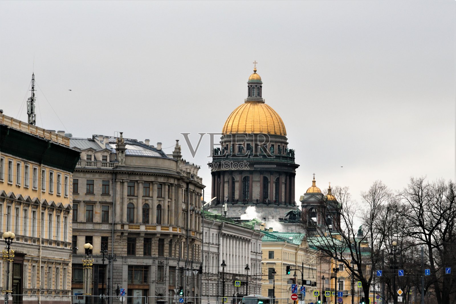 2019年12月，俄罗斯圣彼得堡。系列“这是彼得堡”。从宫殿广场俯瞰圣以撒大教堂。照片摄影图片