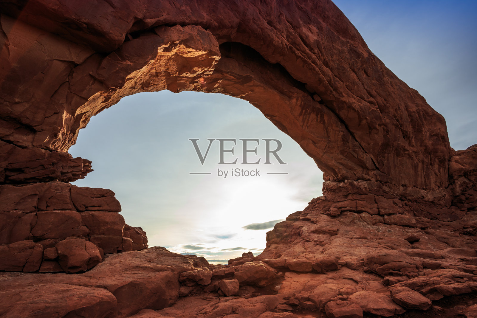 拱门国家公园窗户上的早晨照片摄影图片