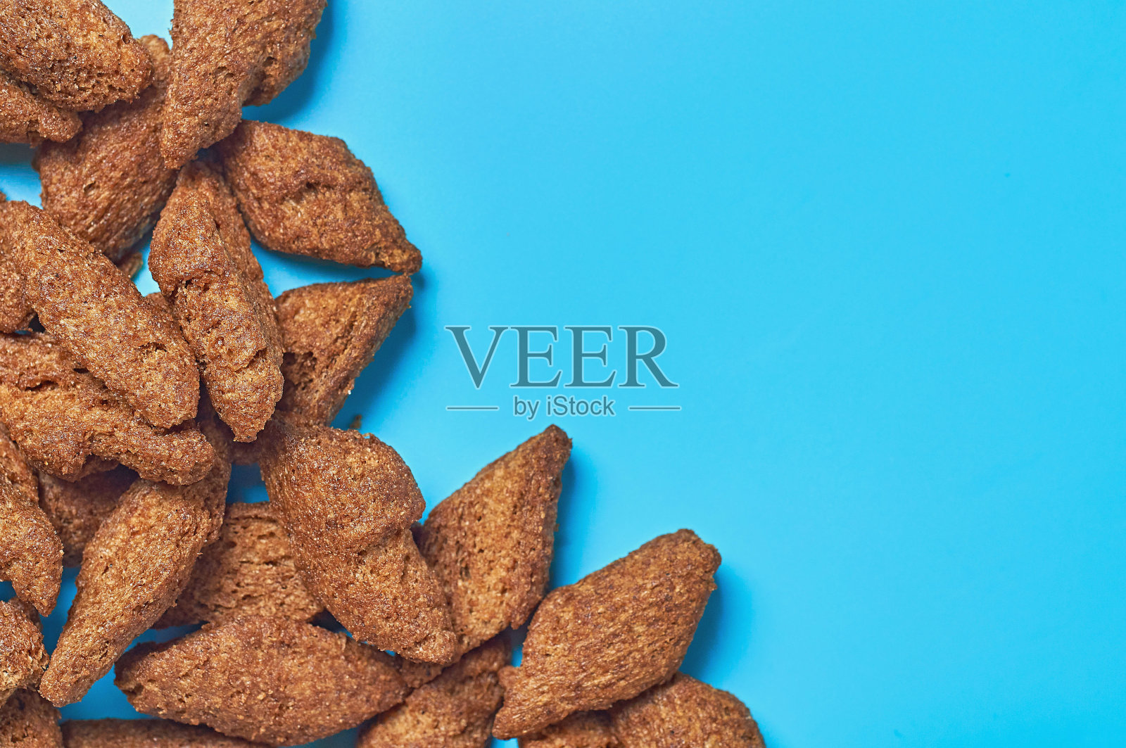 在运动酒吧或酒吧的蓝色桌子上，散落着许多棕色的辣面包、面包干、啤酒小吃。空间的文本。俯视图照片摄影图片