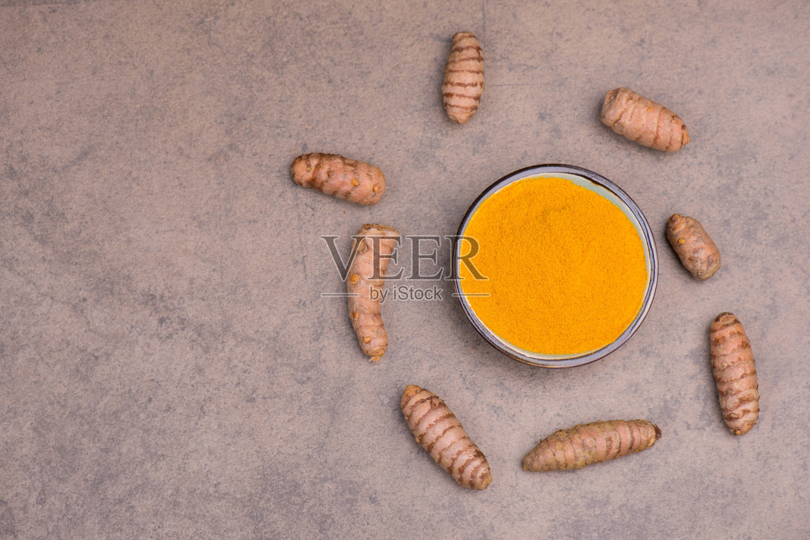 姜黄孤立在一个背景上，空白拷贝空间照片摄影图片