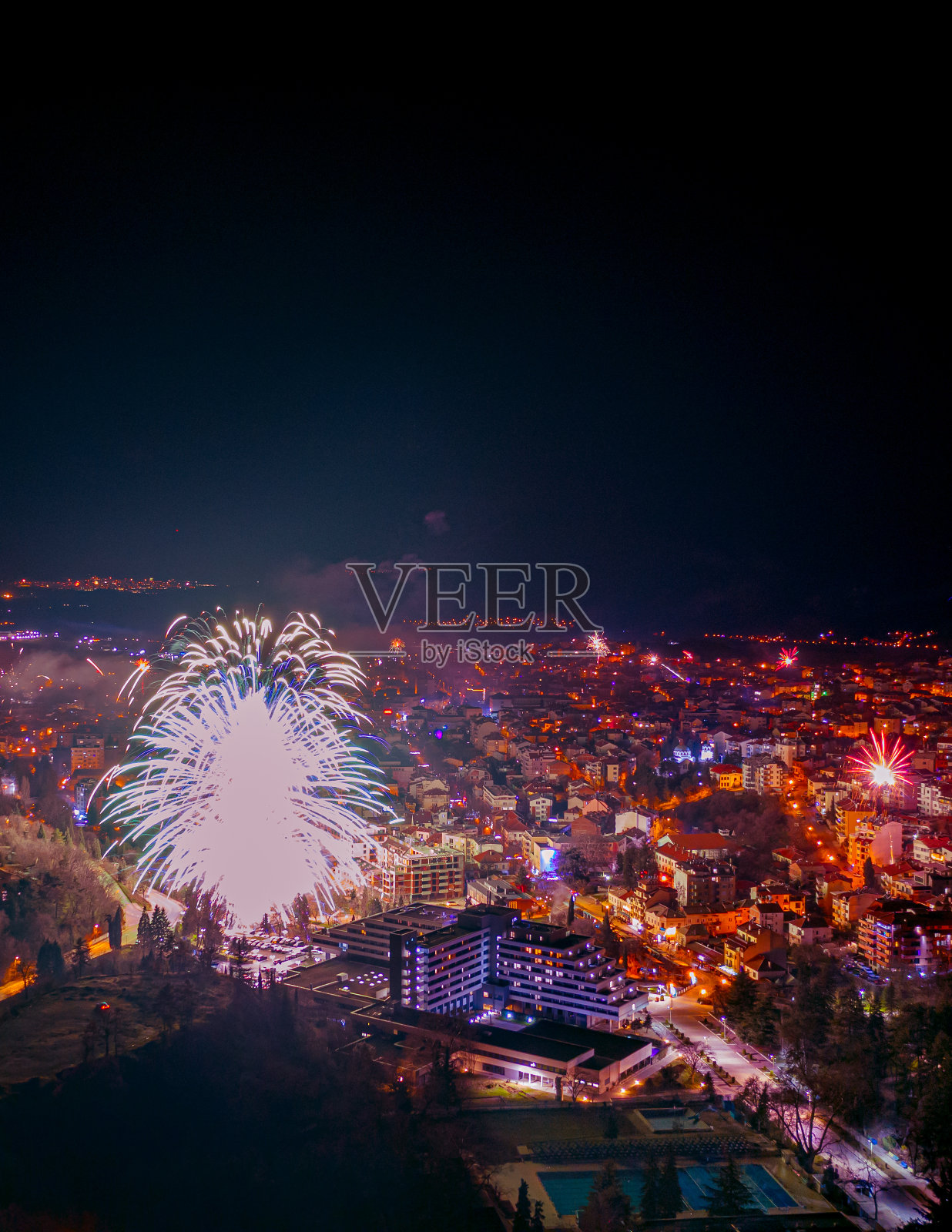 欧洲，保加利亚，桑丹斯基，五颜六色的烟花照片摄影图片