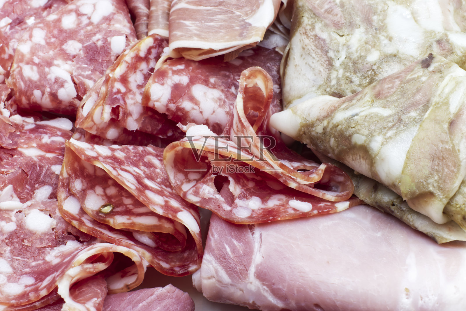 美味的肉类菜肴的特写。火腿，意大利腊肠，意大利熏火腿，意大利杯。意大利开胃菜照片摄影图片